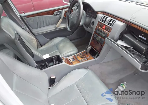 2001 Mercedes-Benz E 320 4M z USA, uszkodzony, nr VIN WDBJF82J31X058103